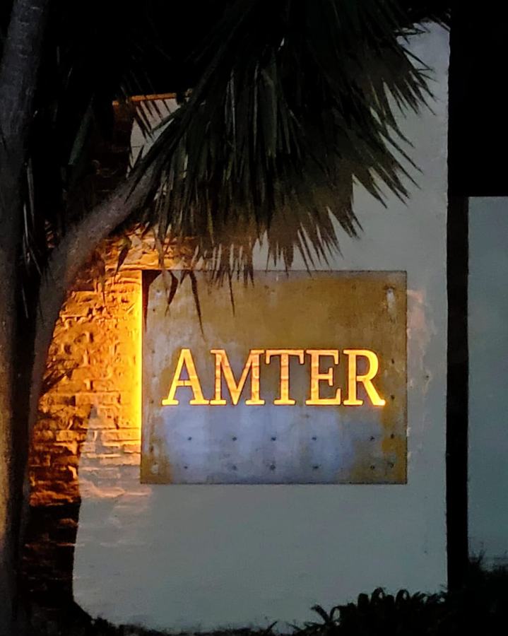 Cartel iluminado de AMTER en la entrada