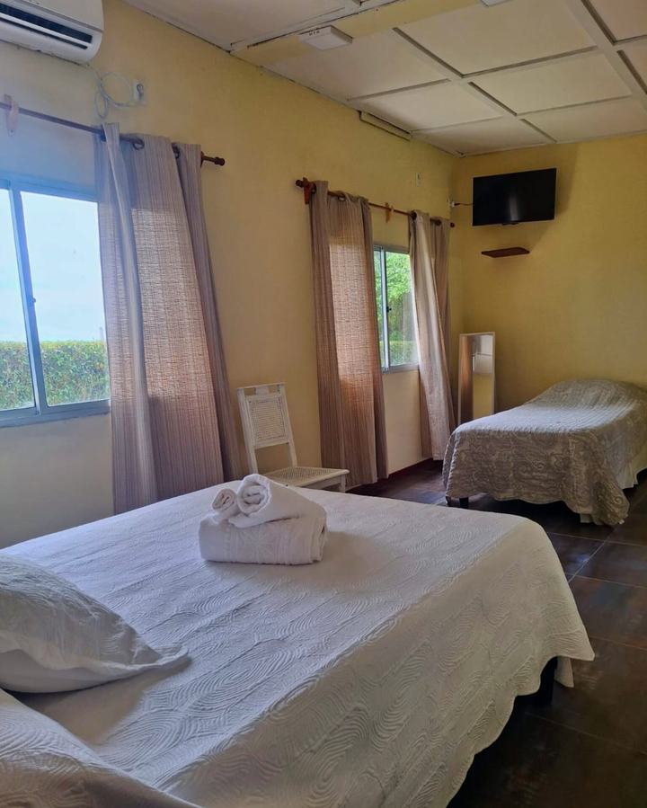 Habitación luminosa con dos ventanas, TV y aire acondicionado